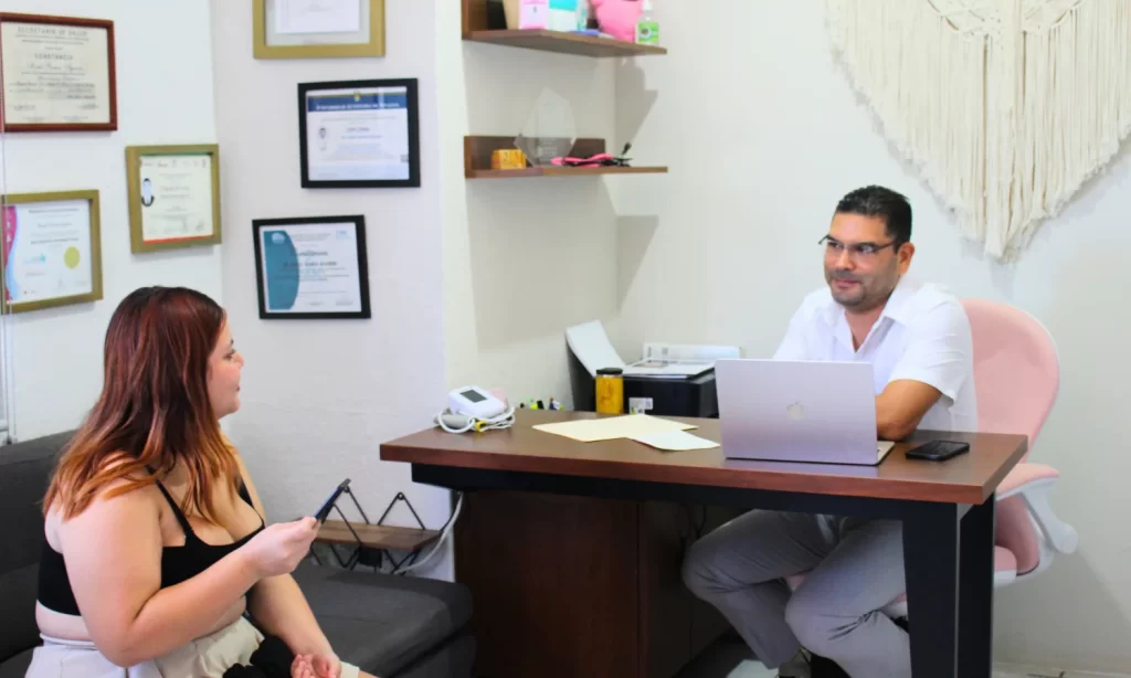 Médico atendiendo a paciente en consulta en Salud Primal Centro Médico en Playa del Carmen